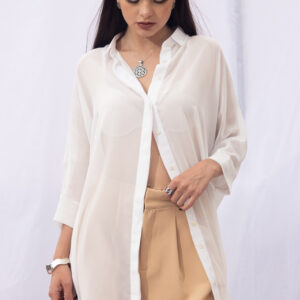 On the picture you can see the blouse oversized Berlin for women made in Cusco Peru by moonatics conceptstore.